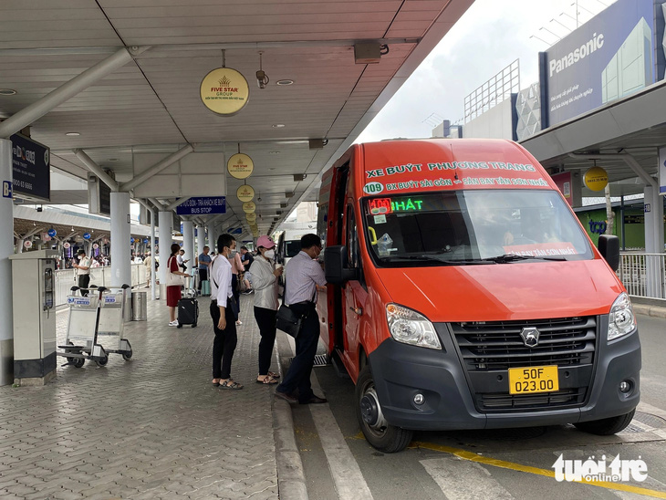 Tuyến buýt 109 hoạt động ở sân bay Tân Sơn Nhất sẽ chạy xuyên Tết, phục vụ 24/24 cho người dân - Ảnh: THU DUNG
