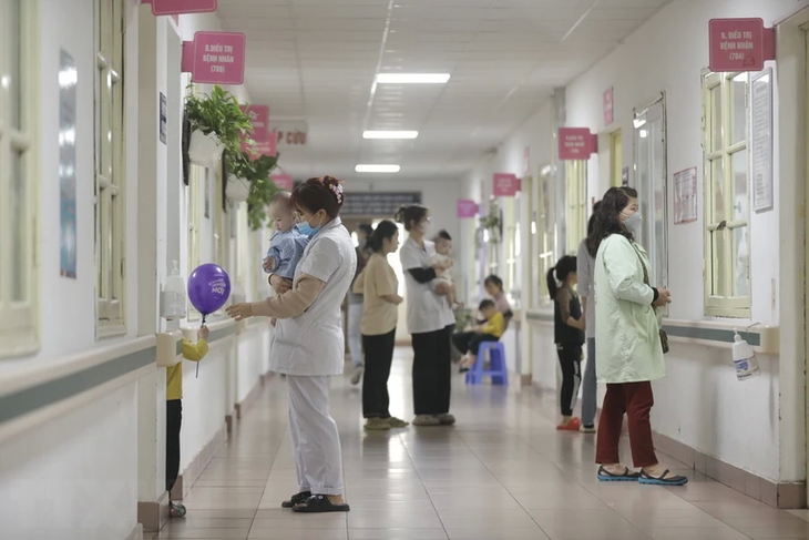 Tại khoa nhi và đơn nguyên sơ sinh Bệnh viện Thanh Nhàn, những ngày gần đây tiếp nhận nhiều trẻ bị viêm phổi, viêm phế quản, đa số là trẻ nhỏ - Ảnh: TTXVN