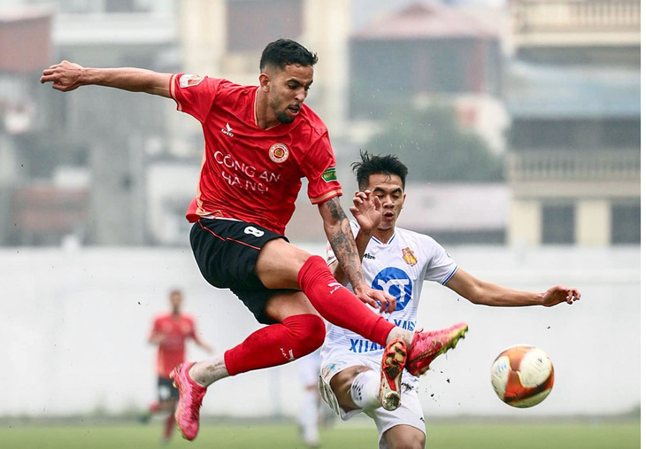 CLB Công An Hà Nội (trái) trong trận giao hữu với Nam Định - Ảnh: CAHN FC