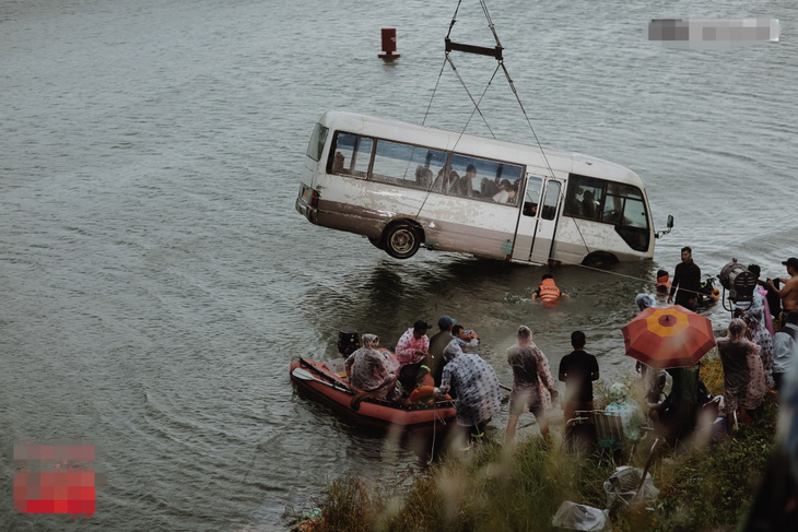 Chiếc xe chở khách 30 chỗ được thả xuống sông rồi vớt lên nhiều lần trong ngày để phục vụ cho cảnh phim