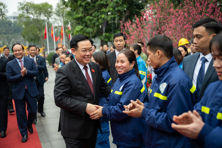 Chủ tịch Quốc hội Vương Đình Huệ thăm hỏi, tặng quà công nhân lao động Hà Nội - Ảnh: GIA HÂN