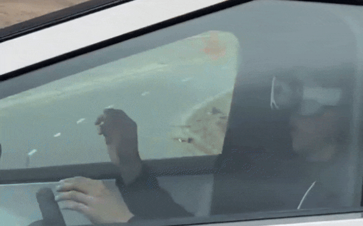 Rộ nạn đeo tai nghe thực tế ảo Apple khi lái xe: Tay đặt vô lăng nhưng hồn thả trên mây