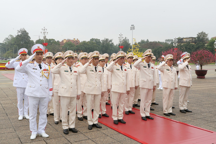 Đảng ủy Công an Trung ương - Bộ Công an đến đặt vòng hoa và vào lăng viếng Chủ tịch Hồ Chí Minh - Ảnh: GIA HÂN