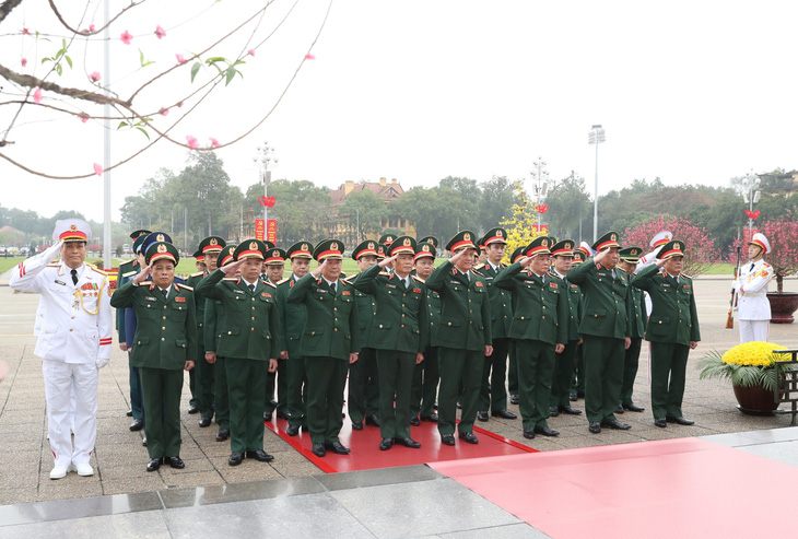 Đoàn Quân ủy Trung ương - Bộ Quốc phòng viếng lăng Chủ tịch Hồ Chí Minh - Ảnh: GIA HÂN