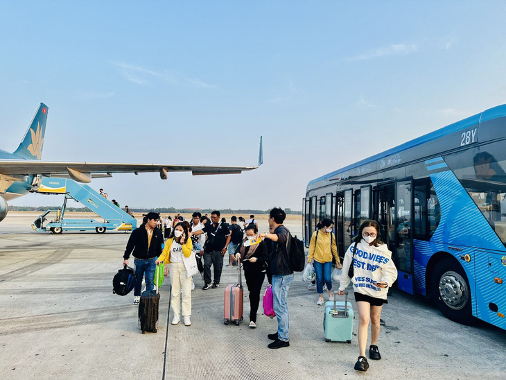 Tại sân bay Tân Sơn Nhất, hàng trăm chuyến bay/ngày chở hành khách về quê đón Tết - Ảnh: CÔNG TRUNG