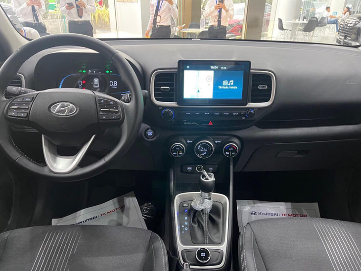 Nội thất của Hyundai Venue gây chú ý với màn hình trung tâm 8inch, tương thích với Apple CarPlay và Android Auto, đi kèm bản đồ dẫn đường do Hyundai Thành Công phát triển và hệ thống âm thanh 6 loa. Bảng đồng hồ dạng kỹ thuật số, có thể thay đổi giao diện theo chế độ lái - Ảnh: Đại lý Hyundai/Facebook