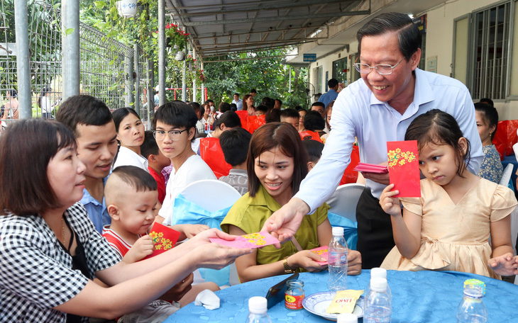 Chủ tịch Phan Văn Mãi thăm công nhân không có điều kiện về quê đón Tết