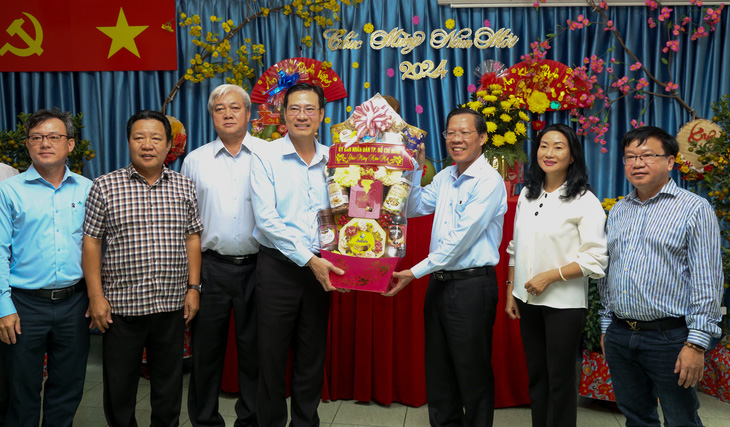 Chủ tịch UBND TP.HCM Phan Văn Mãi chúc Tết cán bộ, nhân viên vệ sinh tại trạm trung chuyển rác của Công ty TNHH MTV Môi trường đô thị TP - Ảnh: THẢO LÊ 