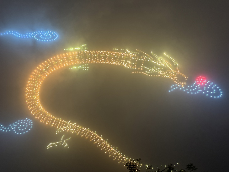 2.024 drone biểu trưng năm mới thắp sáng bầu trời Hà Nội- Ảnh 4.