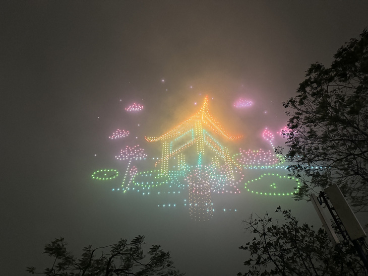 2.024 drone biểu trưng năm mới thắp sáng bầu trời Hà Nội- Ảnh 3.