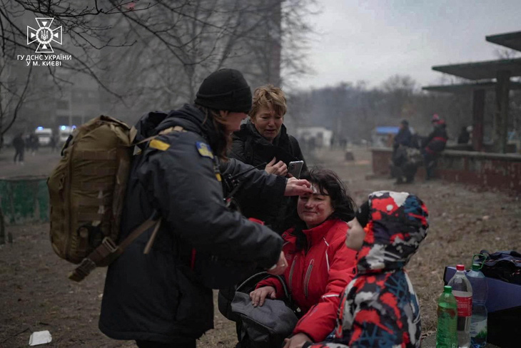 Nhân viên y tế điều trị cho người dân bị thương sau cuộc tấn công bằng tên lửa của Nga, tại Kiev, Ukraine, ngày 7-2 - Ảnh: REUTERS