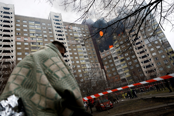Một tòa nhà cháy rụi nhiều tầng ở Kiev, Ukraine, ngày 7-2 - Ảnh: REUTERS