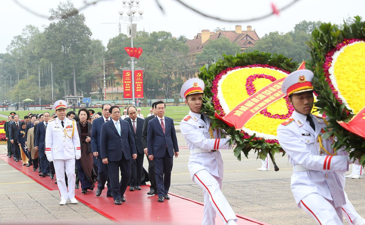 Các lãnh đạo, nguyên lãnh đạo Đảng, Nhà nước đặt vòng hoa và vào lăng viếng Chủ tịch Hồ Chí Minh - Ảnh: GIA HÂN