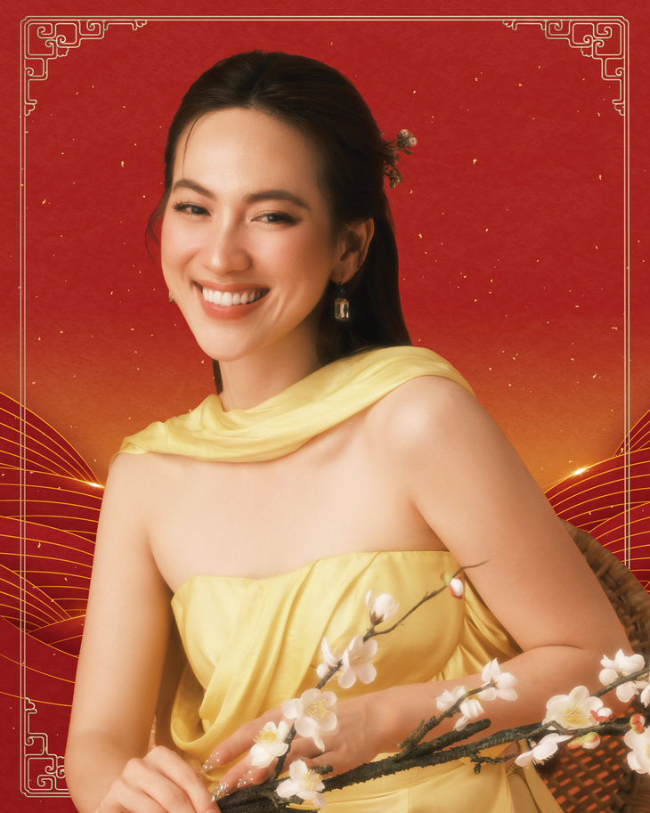 Nữ chính của phim Mai - diễn viên Phương Anh Đào chọn áo dài mang sắc mai vàng. Cô nổi bật bởi nhan sắc dịu dàng, xinh đẹp chuẩn 
