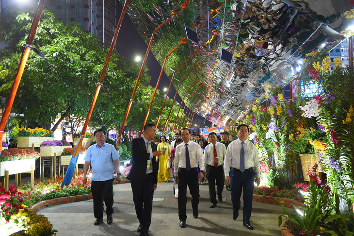 Đoàn lãnh đạo dự lễ khai mạc và tham quan đường hoa Nguyễn Huệ tối 28 tháng chạp.