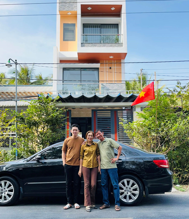 Thành quả lớn nhất của Huỳnh Như trong năm 2023 là xây nhà và mua xe hơi tặng ba mẹ - Ảnh: NVCC