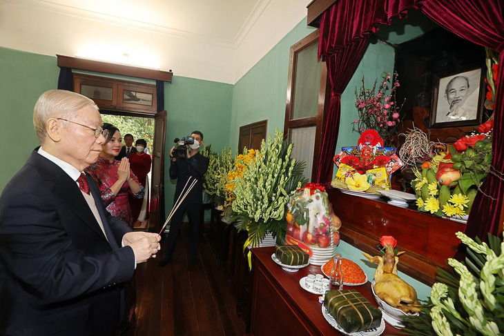 Tổng bí thư Nguyễn Phú Trọng dâng hương tưởng nhớ Chủ tịch Hồ Chí Minh tại nhà 67. Ảnh: TTXVN