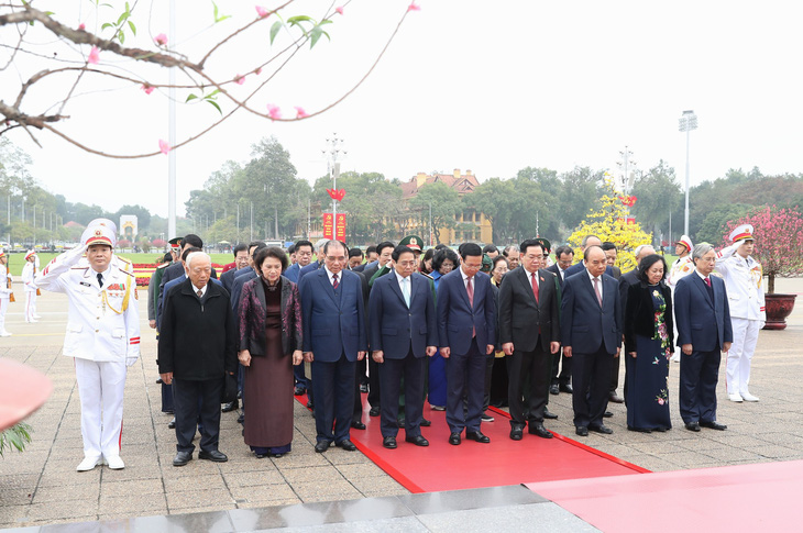 Đoàn lãnh đạo, nguyên lãnh đạo Đảng, Nhà nước viếng lăng Chủ tịch Hồ Chí Minh - Ảnh: GIA HÂN