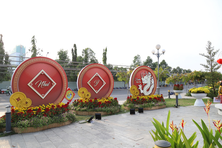 Một khu vực tiểu cảnh tại vườn hoa vốn được thực hiện trên nền công viên hiện có - Ảnh: CHÍ QUỐC 