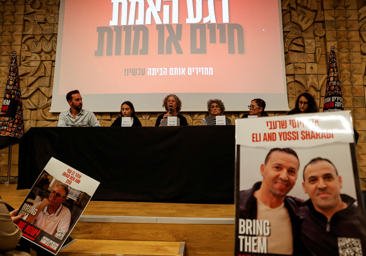 Các con tin được Hamas trả tự do tham gia một cuộc họp báo của Diễn đàn Gia đình của con tin và những người mất tích tại Tel Aviv, Israel ngày 7-2 - Ảnh: REUTERS