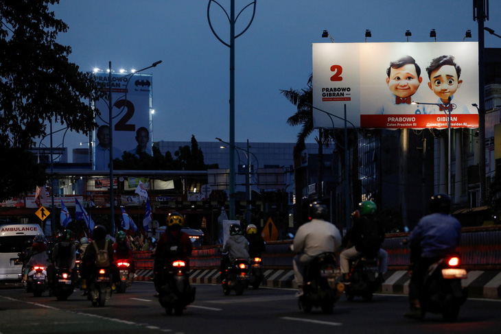 Tấm biển quảng cáo của ứng cử viên Prabowo Subianto và ông Gibran Rakabuming Raka, con trai cả của Tổng thống Indonesia đương nhiệm Joko Widodo, dưới dạng hoạt hình - Ảnh: REUTERS
