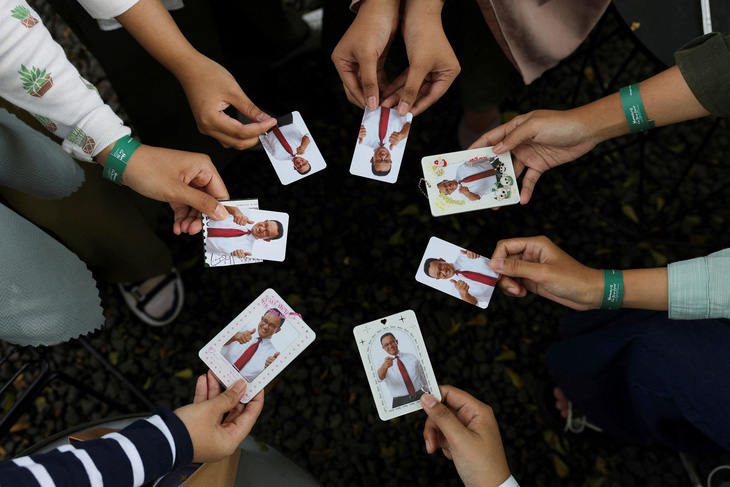 Những chiếc "thẻ bo góc" ủng hộ ông Baswedan - Ảnh: REUTERS