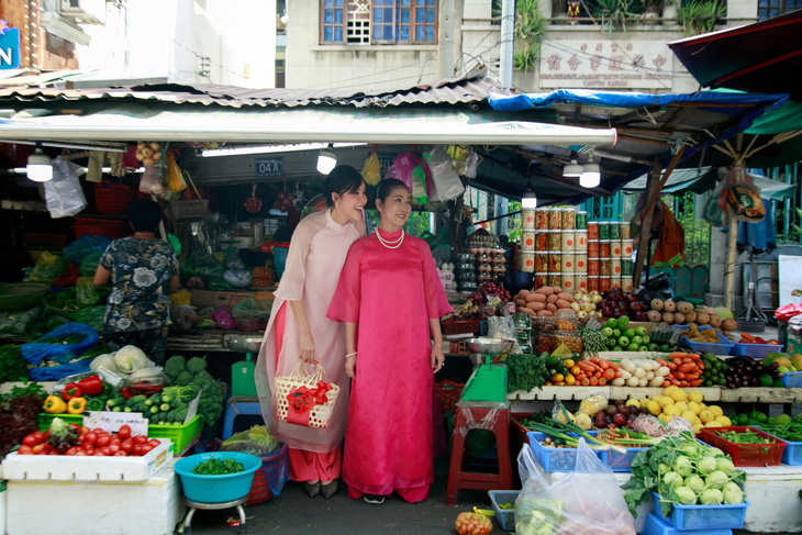 Người mẫu Minh Tú và mẹ trong bộ ảnh đón năm mới - Ảnh: FBNV