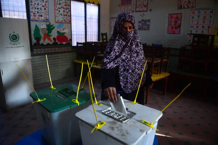 Một người phụ nữ bỏ phiếu tại thành phố cảng Karachi, miền nam Pakistan - Ảnh: AFP