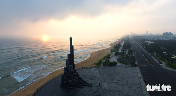 Quảng trường Tháp Nghinh Phong (TP Tuy Hòa) vào sáng sớm 8-2, ở phía xa TP Tuy Hòa vẫn đang chìm trong sương mờ - Ảnh: NGUYỄN HOÀNG