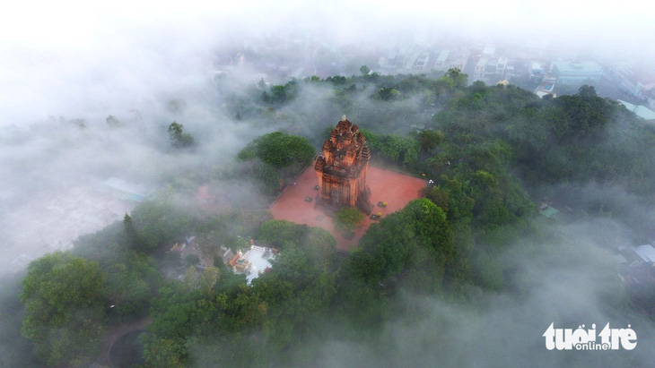 Sương mờ uốn lượn, bao phủ Tháp Nhạn (TP Tuy Hòa, tỉnh Phú Yên) - Ảnh: NGUYỄN HOÀNG