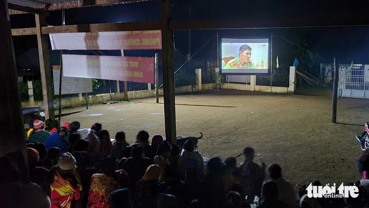 Chiếu phim lưu động tại làng Kon Von 2 (xã Đak Rong, huyện Kbang, tỉnh Gia Lai) những ngày giáp Tết Giáp Thìn - Ảnh: BỒNG SƠN