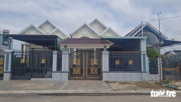 Những ngôi nhà mới khang trang tại khu tái định cư xã Nhơn Phúc, thị xã An Nhơn (Bình Định) - Ảnh: LÂM THIÊN