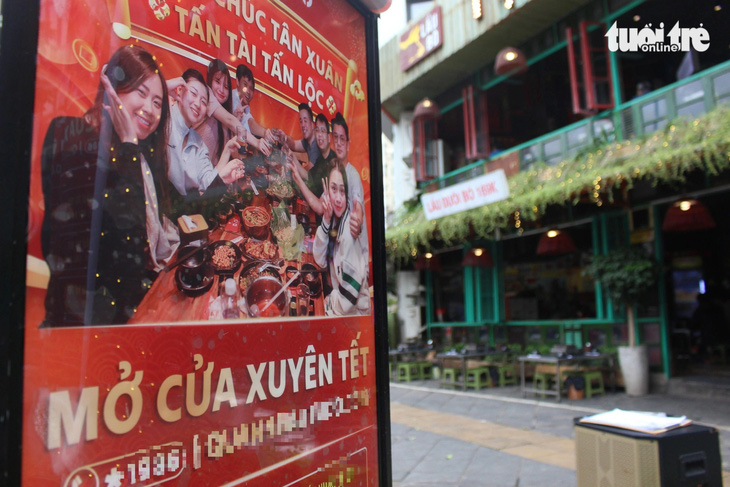 Nhiều quán ăn treo biển mở cửa xuyên Tết Nguyên đán - Ảnh: DƯƠNG LIỄU