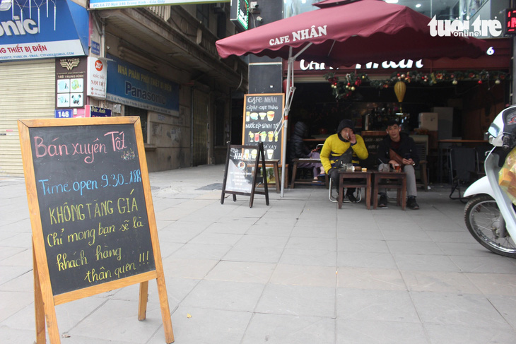 Quán cà phê thông báo mở cửa xuyên Tết, không tăng giá - Ảnh: DƯƠNG LIỄU