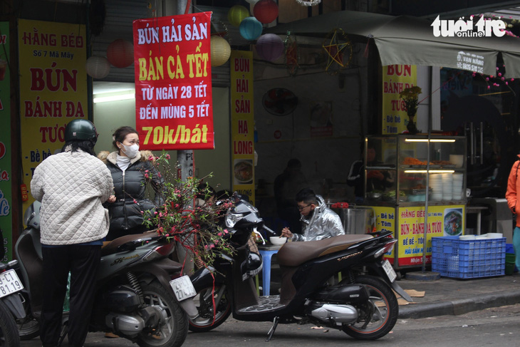 Một quán bún hải sản tại phố cổ Hà Nội công khai giá bán ngày Tết - Ảnh: DƯƠNG LIỄU
