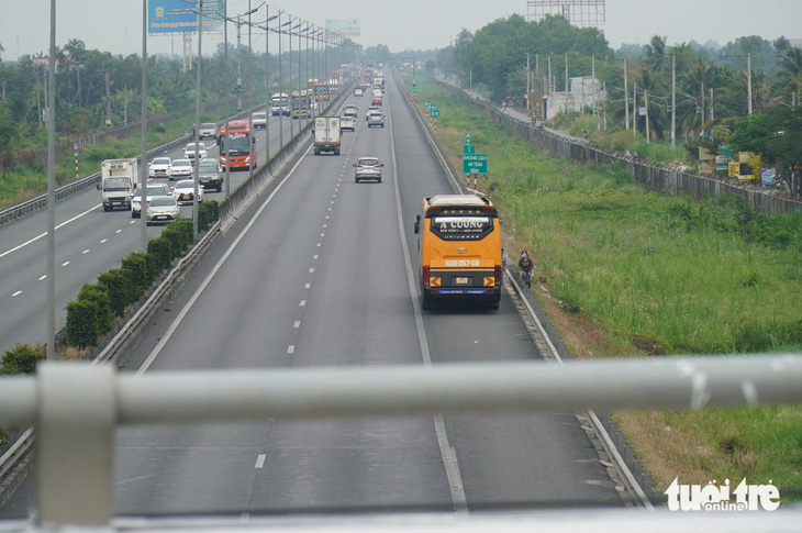 Chiếc xe khách đậu ngay trên cao tốc TP.HCM - Trung Lương để trả khách 