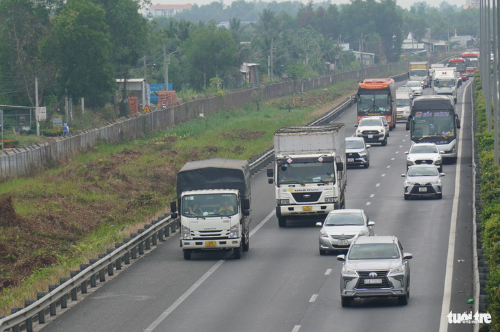 Lượng xe trên cao tốc TP.HCM - Trung Lương trong ngày 8-2 đông nghẹt ở cả hai hướng