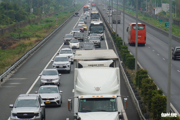 Lượng xe trên cao tốc TP.HCM - Trung Lương đông nghẹt