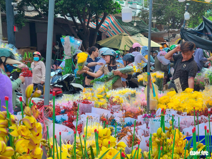Chợ hoa Đầm Sen (quận 11) chật kín khách chiều 29 Tết