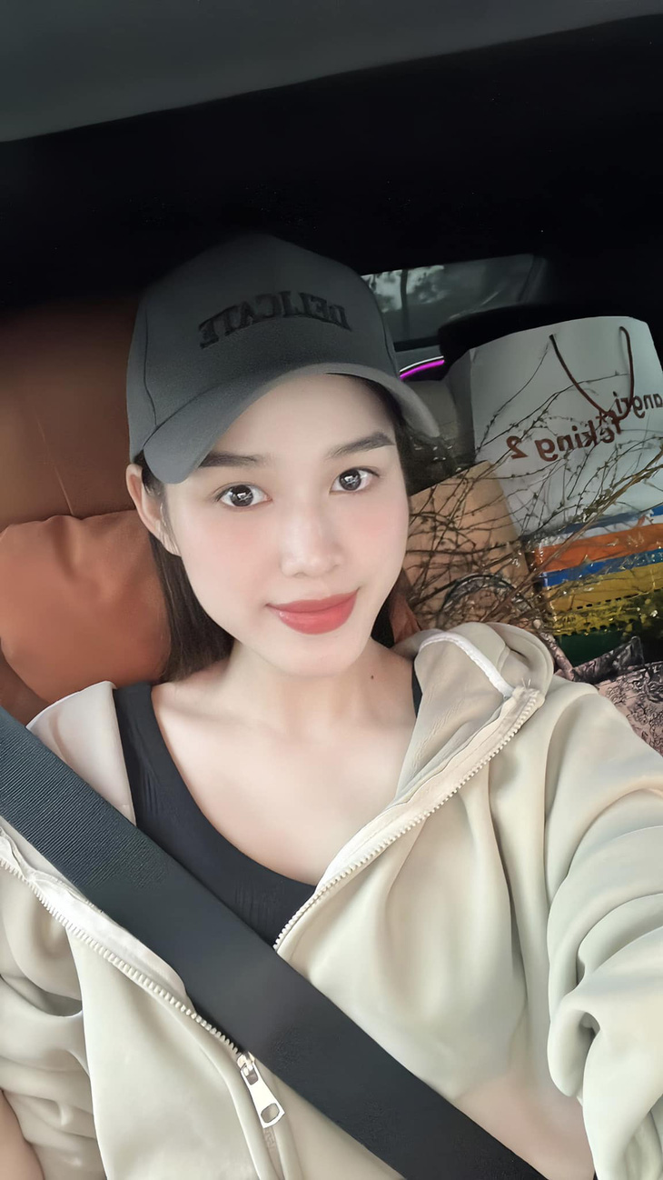 Hoa hậu Đỗ Thị Hà tự lái xe về quê ăn Tết, hàng ghế phía sau chất đầy đồ Tết