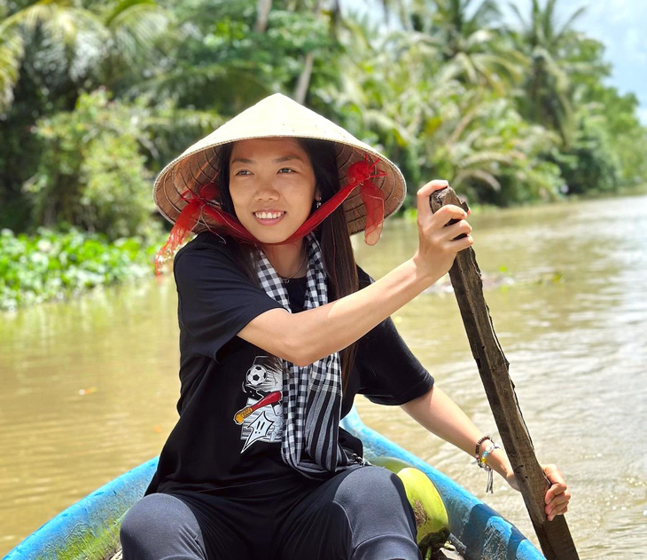 Huỳnh Như duyên dáng với khăn rằn, nón lá Việt Nam - Ảnh: FBNV