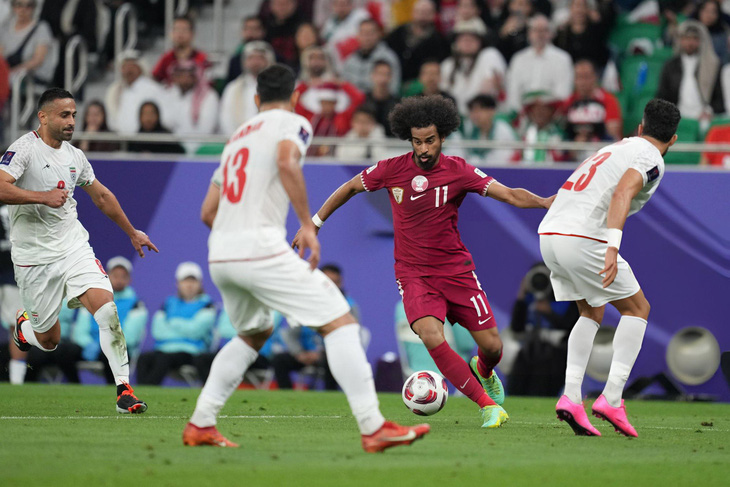 Akram Afif (áo đỏ) xử lý khéo léo trước khi cứa lòng ghi bàn cho Qatar - Ảnh: GETTY