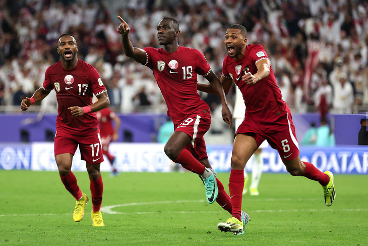 Almoez Ali (số 19) hóa người hùng của Qatar với bàn ấn định tỉ số 3-2 - Ảnh: GETTY