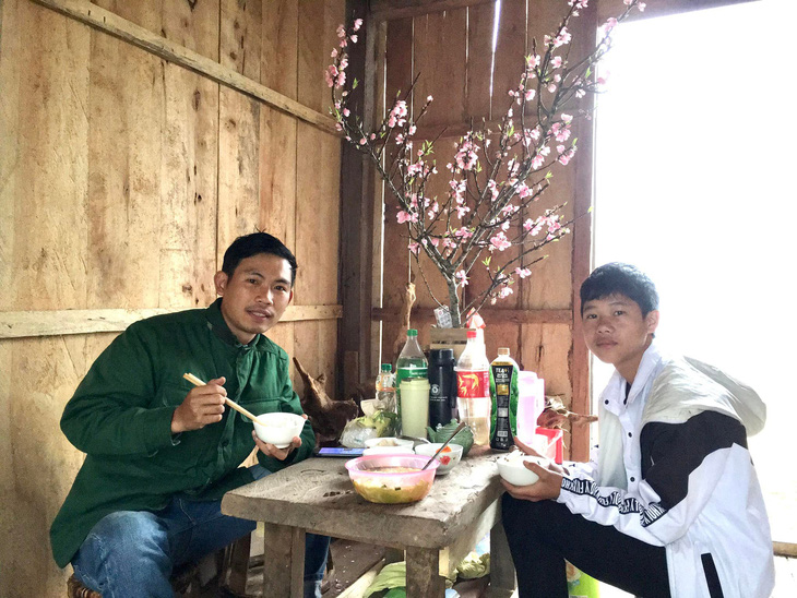 Nghệ sĩ nhiếp ảnh Phi Long cùng em Giàng A Lanh ăn Tết tại ngôi nhà lán ở bản Căn Tỷ 2, xã Ma Quai, huyện Sìn Hồ, tỉnh Lai Châu 