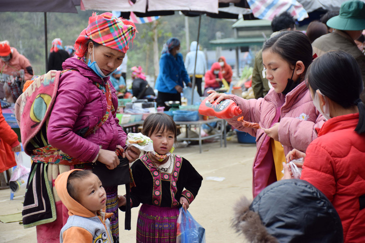 Những em bé Mông theo chân mẹ đi chợ Tết ở chợ phiên San Thàng, tỉnh Lai Châu 