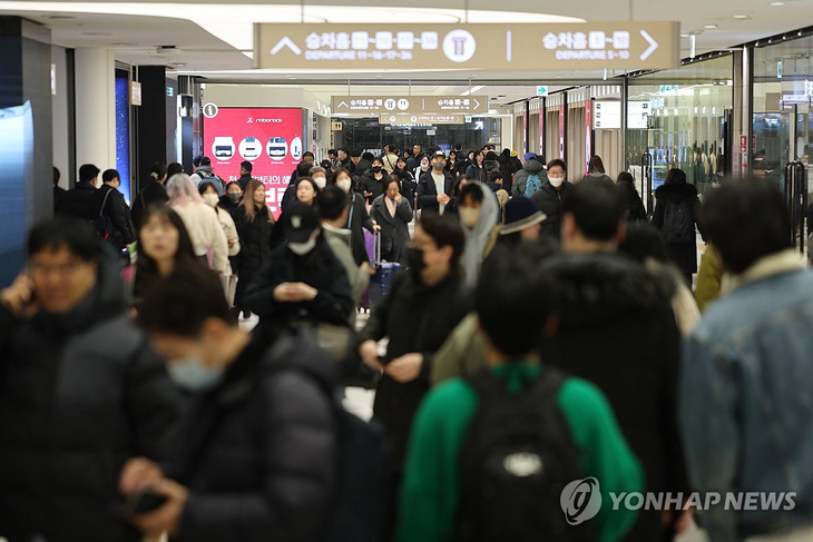 Bến xe buýt tốc hành Gangnam đông nghẹt người sáng 8-2 - Ảnh: YONHAP