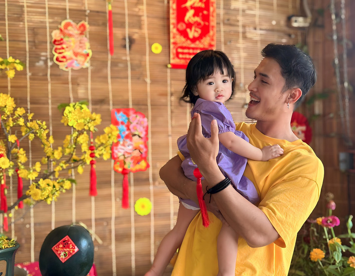 Nguyễn Quốc Trường Thịnh bên cô cháu gái từ nước ngoài về ăn tết Việt Nam cùng anh và  gia đình - Ảnh: NVCC