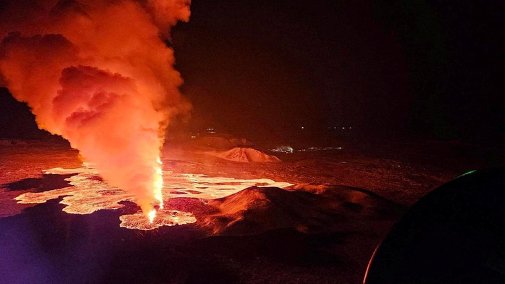 Núi lửa phun dung nham và khói trên bán đảo Reykjanes, Iceland ngày 8-2 - Ảnh: REUTERS