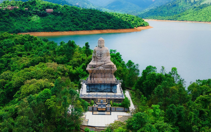 Bức tượng Phật khổng lồ thiền định giữa mây trời thiên nhiên.