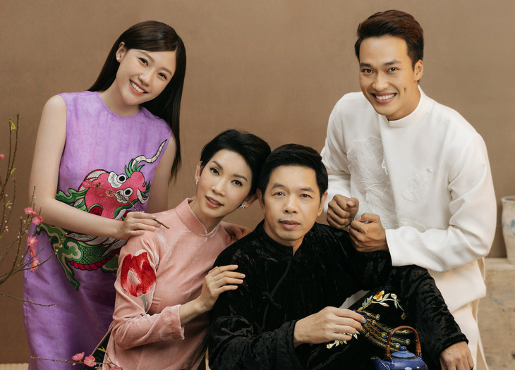 Thái Hòa và các diễn viên phim &quot;Cái giá của hạnh phúc&quot; chụp hình Tết, gồm Xuân Lan, Uyển Ân, Lâm Thanh Nhã - Ảnh: ĐPCC